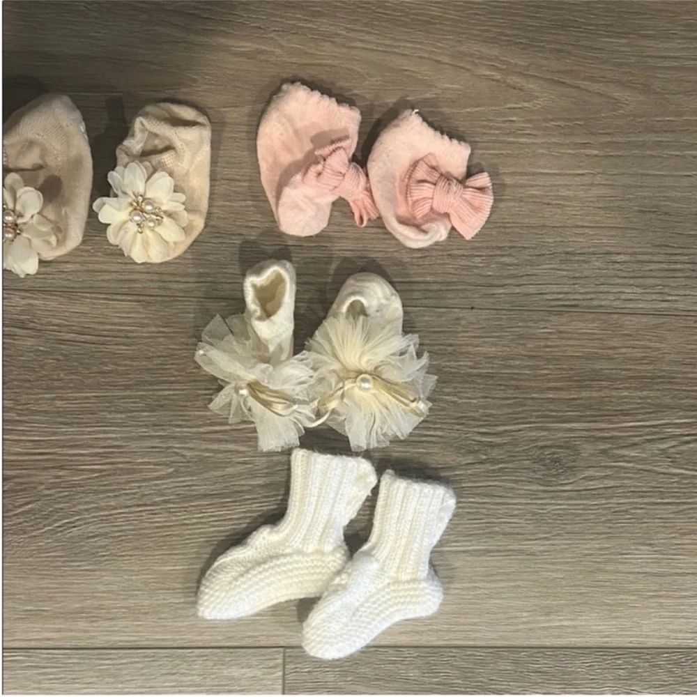 NWOT Baby Booties/Socks x 9 Pair Size‎ 0-3 Months